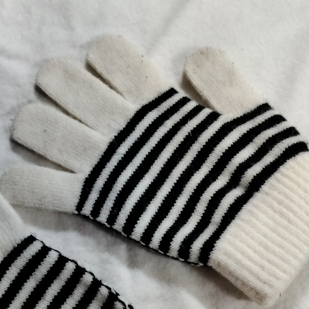 Women's Black And White Gloves